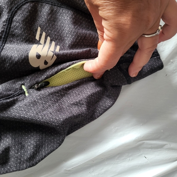 New Balance Women's Gray Jacket, Size Medium - Picture 4 of 5